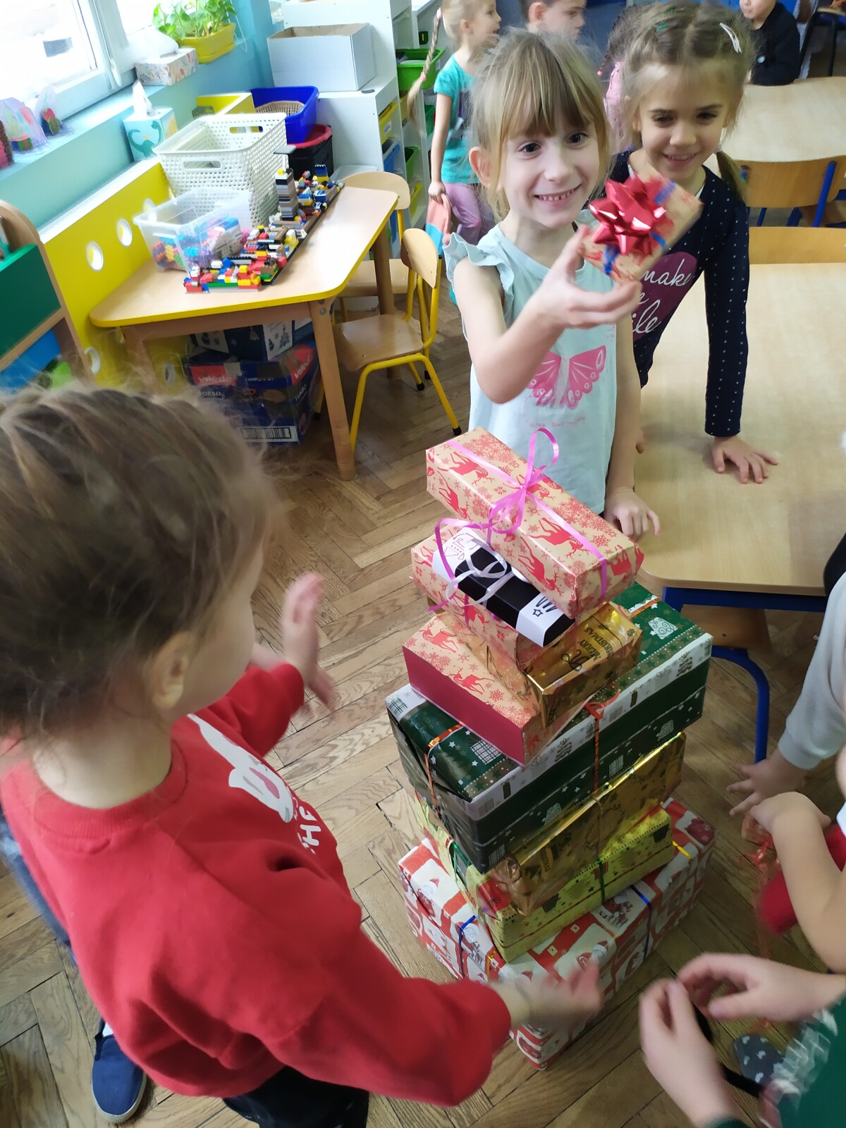 dzieci układają piramidę z prezentów